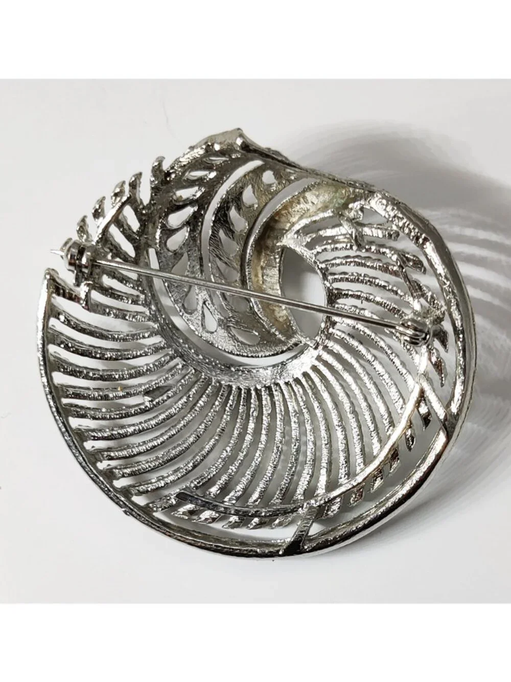 Vintage 1950-70s Signed Lisner Brushed Silver Plated Art Nouveau Spiral Brooch - Picture 2 of 3